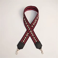 Dettaglio della tracolla etnica intrecciata con strisce rosse e ganci dorati in metallo - Stile Regolare Moda / Modello B Moda Nero