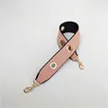 Dettaglio della tracolla in pelle rosa con moschettoni dorati e occhielli in metallo - Rosa