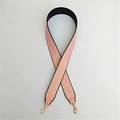 Detalle de correa rosa brillante para bolso con ganchos dorados y forro negro - Rosa