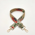 Detail eines bestickten Taschenriemens mit Tomatenmotiven und goldenen Metallbeschlägen - Silberverschluss / Khaki Floral Goldene Schnalle