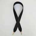 Dettaglio tracolla larga in pelle PU nera con cuciture rinforzate e fibbie metalliche oro - Nero