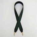 Dettaglio della tracolla larga in PU verde scuro con ganci metallici dorati - Verde