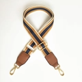 Detail van brede geweven riem met etnisch patroon, gouden haken en lederen einden - Khaki En Bruin Leer
