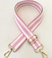 Detail von rosa-weiß gestreiftem Taschengurt mit goldfarbenen Metall-Karabinerverschlüssen - Rosa / Silberverschluss