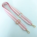 Detail van de verstelbare brede canvas schouderriem met roze strepen en gouden gespen - Zilveren Sluiting / Stijl 2 Roze