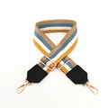 Détail d'une large bandoulière réglable en toile à rayures bleu et kaki avec crochets dorés - No.9 Rayé Jaune avec Cuir Noir