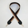 Makroansicht des dicken gestreiften Canvas-Taschenriemens mit goldenen Karabinerhaken - Modell 9 Schwarz