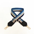 Detail van de duurzame stoffen tassenriem met blauwe strepen en gouden metalen haken - Nr. 20 Blauwe Strepen met Zwart Leer