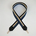 Detail eines gestreiften Stoffschultergurts mit schwarzen Lederenden und Goldkarabinern - Stil 4 Schwarz