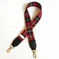 Dettaglio della tracolla intrecciata a quadri rossi con terminali in pelle e fibbie oro - Larghezza 3.8CM / Plaid Rosso con Estremità Nere