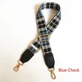 Dettaglio della tracolla a quadri blu con ganci dorati e terminali in ecopelle nera - Larghezza 3.8CM / Plaid Blu con Estremità Nere