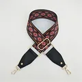 Detail van etnische jacquard riem met zwarte leren uiteinden en gouden hardware - Etnisch Paleis
