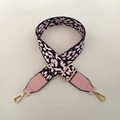 Détail de la bandoulière léopard rose avec crochets dorés et accents en cuir fin - Sangle Rose + Cuir Synthétique Rose