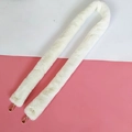 Dettaglio tracolla in finta pelliccia bianca con chiusure girevoli in metallo dorato - Bianco