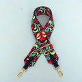 Détail d'une bandoulière ethnique avec crochets dorés et finitions en cuir noir - Fermoir en Argent / Lierre