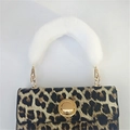 Borsa leopardata con manico in ecopelliccia bianca e chiusura circolare in metallo dorato - Bianco