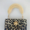 Borsa leopardata con chiusura dorata e manico in morbida pelliccia sintetica color crema - Giallo