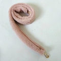 Dettaglio tracolla in finta pelliccia rosa chiaro con moschettoni in oro lucido - Rosa