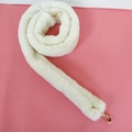 Dettaglio della tracolla in ecopelliccia bianca con moschettoni in metallo dorato - Bianco
