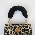 Borsa leopardata con manico in pelliccia nera morbida e chiusura in metallo dorato - Nero