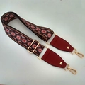 Détail de la bandoulière en jacquard ethnique avec bouts en cuir rouge et crochets dorés - Fermoir en Argent / Palais Ethnique Rouge Vin