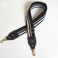 Verstellbarer 5cm breiter schwarz-weiß gestreifter Taschengurt mit Goldhaken und Lederenden - Schwarze Streifen mit schwarzem Leder und goldenem Haken