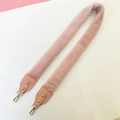 Tracolla in ecopelliccia rosa chiaro con moschettoni in metallo dorato per borse da donna - Rosa