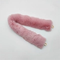 Tracolla in pelliccia sintetica rosa con anelli dorati per borse invernali - Rosa