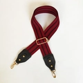Detailopname van rood-zwarte jacquardband met gouden metalen karabijnsluitingen - Rode Riem + Zwart