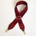 Verstelbare geweven schouderriem met rood-zwart geometrisch patroon en gouden hardware - Rode Riem + Wijnrood