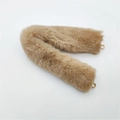 Détail d'une bandoulière en fausse fourrure marron avec anneaux dorés pour sacs à main d'hiver - Kaki