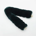 Détail de la bandoulière en fausse fourrure vert foncé avec crochets dorés - Vert