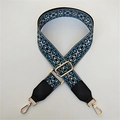 Dettaglio della tracolla tessuta geometrica blu e bianca con fibbia in metallo - Jacquard Rombo Blu / Stile 2