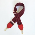 Detail van rood-zwarte geborduurde schouderriem met gouden metalen haken - Rood + Rood Leer