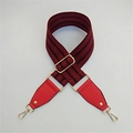 Dettaglio tracolla in tessuto geometrico rosso e nero con estremità in pelle e fibbie oro - Rosso