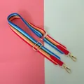 Dettaglio di una tracolla larga in tessuto arcobaleno con fibbie dorate e finiture in pelle - Stile 1 Fibbia Dorata
