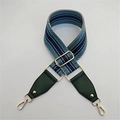 Détail de la bandoulière tissée bleu et vert avec fermoirs mousquetons en métal doré - Vert foncé