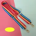 Dettaglio della tracolla in nylon arcobaleno con moschettoni in metallo dorato lucido - Stile 2 Fibbia Oro