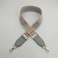 Detailansicht des gewebten Taschenriemens mit goldenen Karabinerverschlüssen und Schnallen - 3.8cm Breit / Hellkhaki + Grau