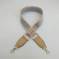 Detail eines verstellbaren Taschenriemens mit beigem Zickzackmuster und Goldbeschlägen - 3.8cm Breit / Hellkhaki + Beige