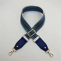 Details des verstellbaren breiten Taschengurt mit blau-grünem Ethno-Webmuster - 3.8cm Breit / Blau + Blau