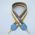 Detalle de correa tejida a rayas con cuero azul claro y ganchos de metal dorado - Azul Claro (Con Rayas)