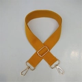 Dettaglio della tracolla in tela gialla con fibbie e ganci in metallo dorato lucido - Chiusura in Argento / Giallo
