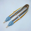 Dettaglio della tracolla larga regolabile a righe colorate con ganci in metallo dorato - Stile 1 Blu Lago