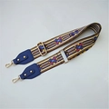 Nahaufnahme des breiten ethnischen Schultergurts mit Mustern und goldenen Haken - Blau