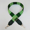 Detalle de la correa ajustable para bolso a cuadros verdes y blancos con gancho dorado - verde claro