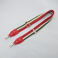 Dettaglio della tracolla larga a righe regolabile con finiture in oro e pelle rossa - Stile 1 Rosso