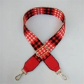 Detalle de correa para bolso a cuadros rojos y negros con hebillas de metal dorado fino - Rojo
