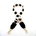 Dettaglio della tracolla regolabile in tela con motivo a margherite e ganci dorati - Chiusura in Argento / Fiore Crema e Nero con Finiture Nere