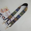 Dettaglio della tracolla ricamata boho con motivi geometrici colorati e ganci metallici dorati - Chiusura in Argento / Bianco